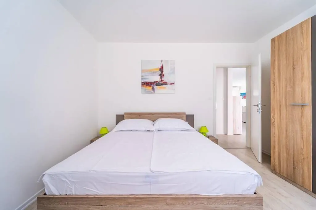 Villa Pavicini - With Heated Pool 0*,
